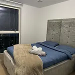 Luxury Canary Wharf Apt- Skyline Views & Balcony