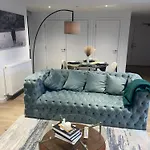 Luxury Canary Wharf Apt- Skyline Views & Balcony