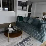 Luxury Canary Wharf Apt- Skyline Views & Balcony