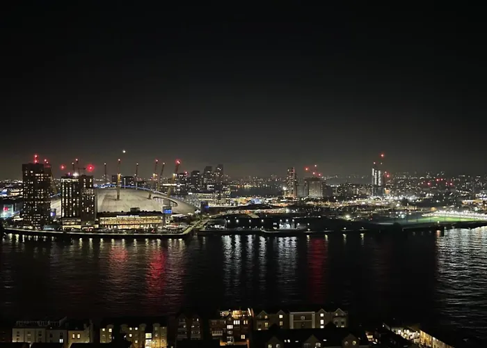 Luxury Canary Wharf Apt- Skyline Views & Balcony