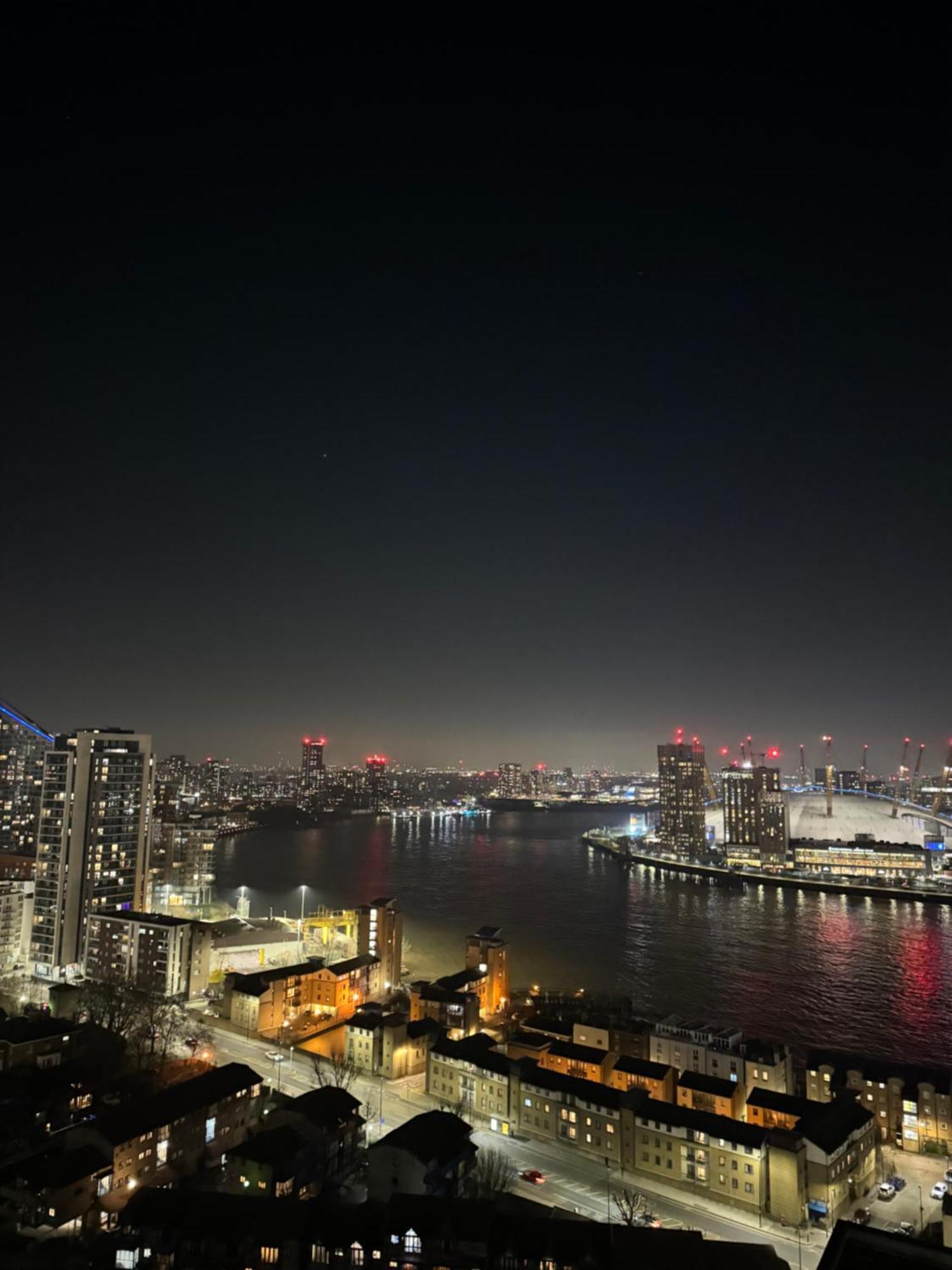 Luxury Canary Wharf Apt- Skyline Views & Balcony