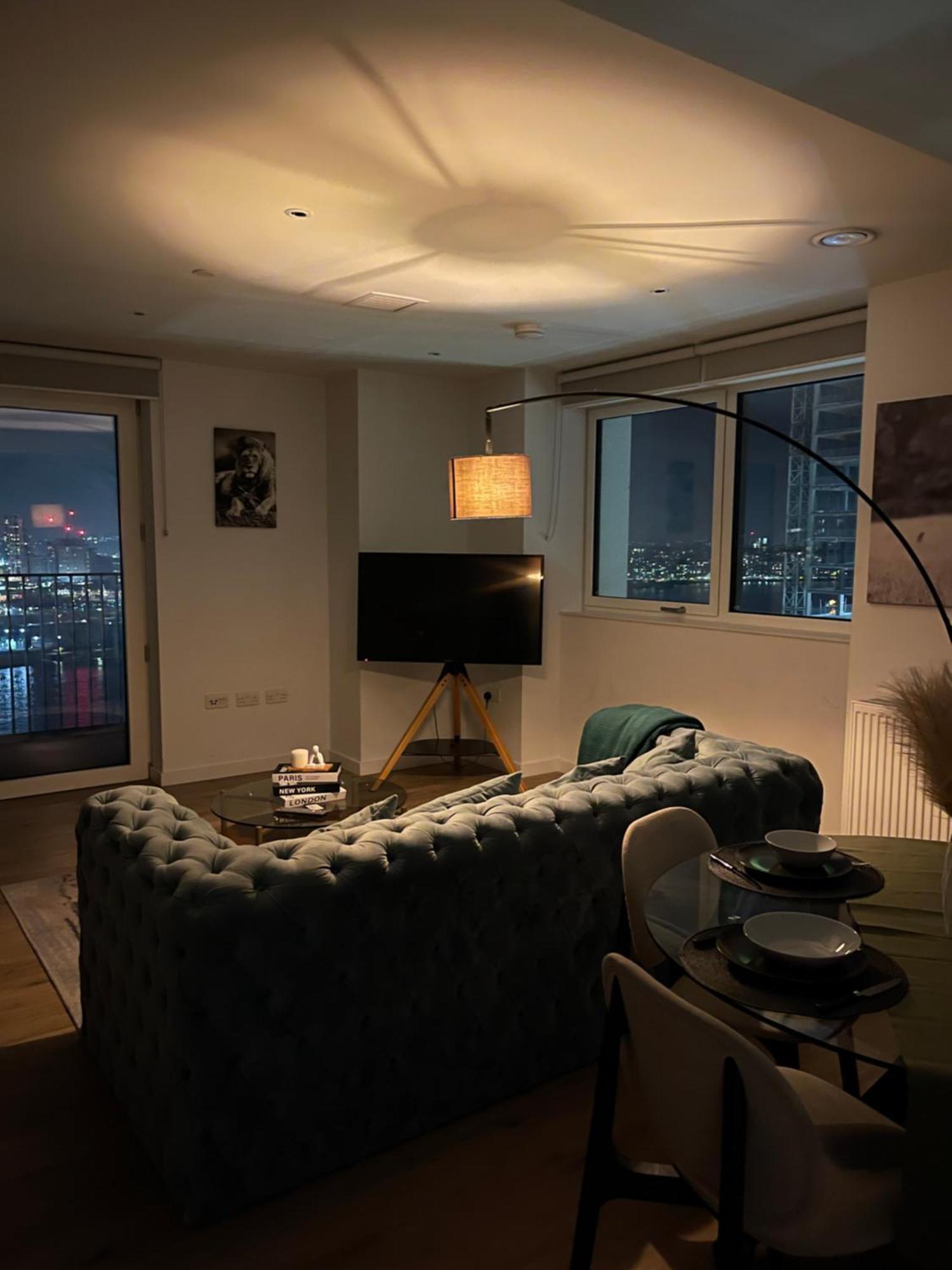 Luxury Canary Wharf Apt- Skyline Views & Balcony