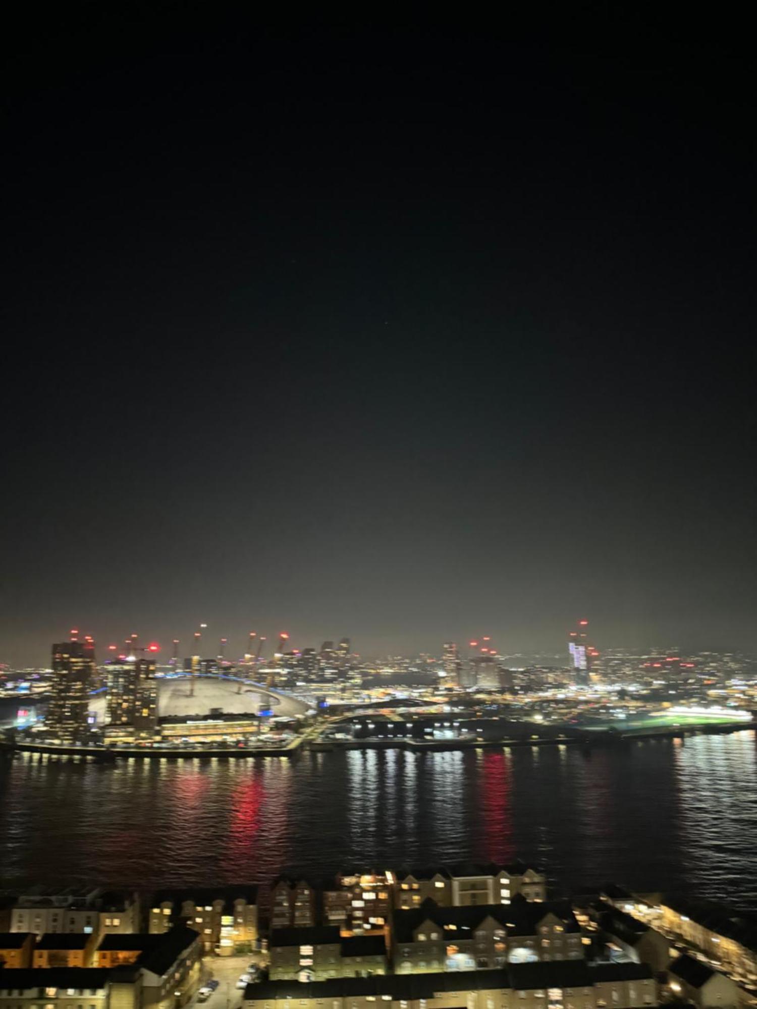 Luxury Canary Wharf Apt- Skyline Views & Balcony * Londra