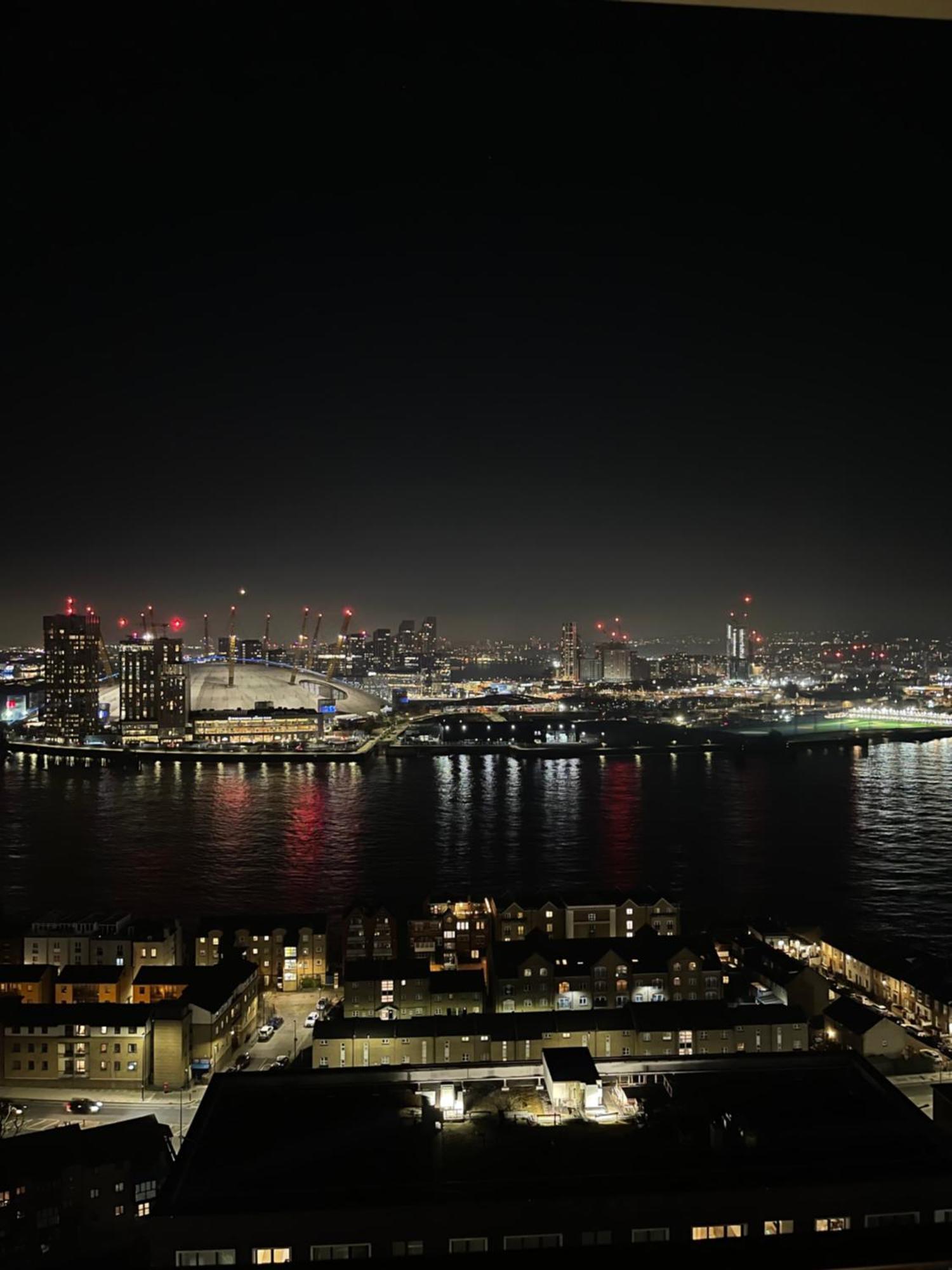 Luxury Canary Wharf Apt- Skyline Views & Balcony *